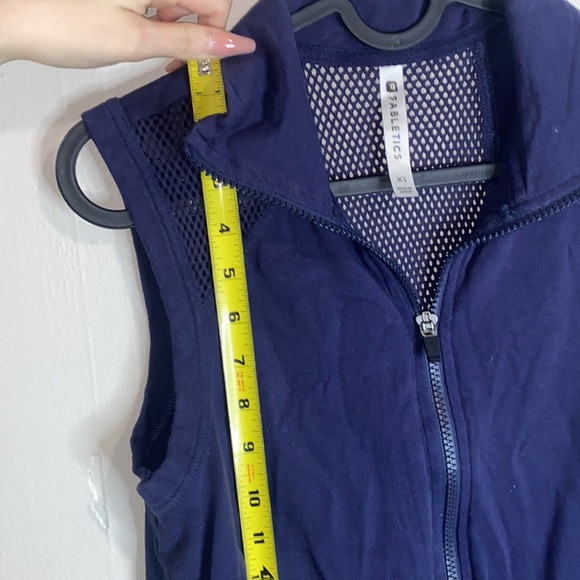 🌲Adorable Fabletics sleeveless zip-up! - Picture 7 of 9